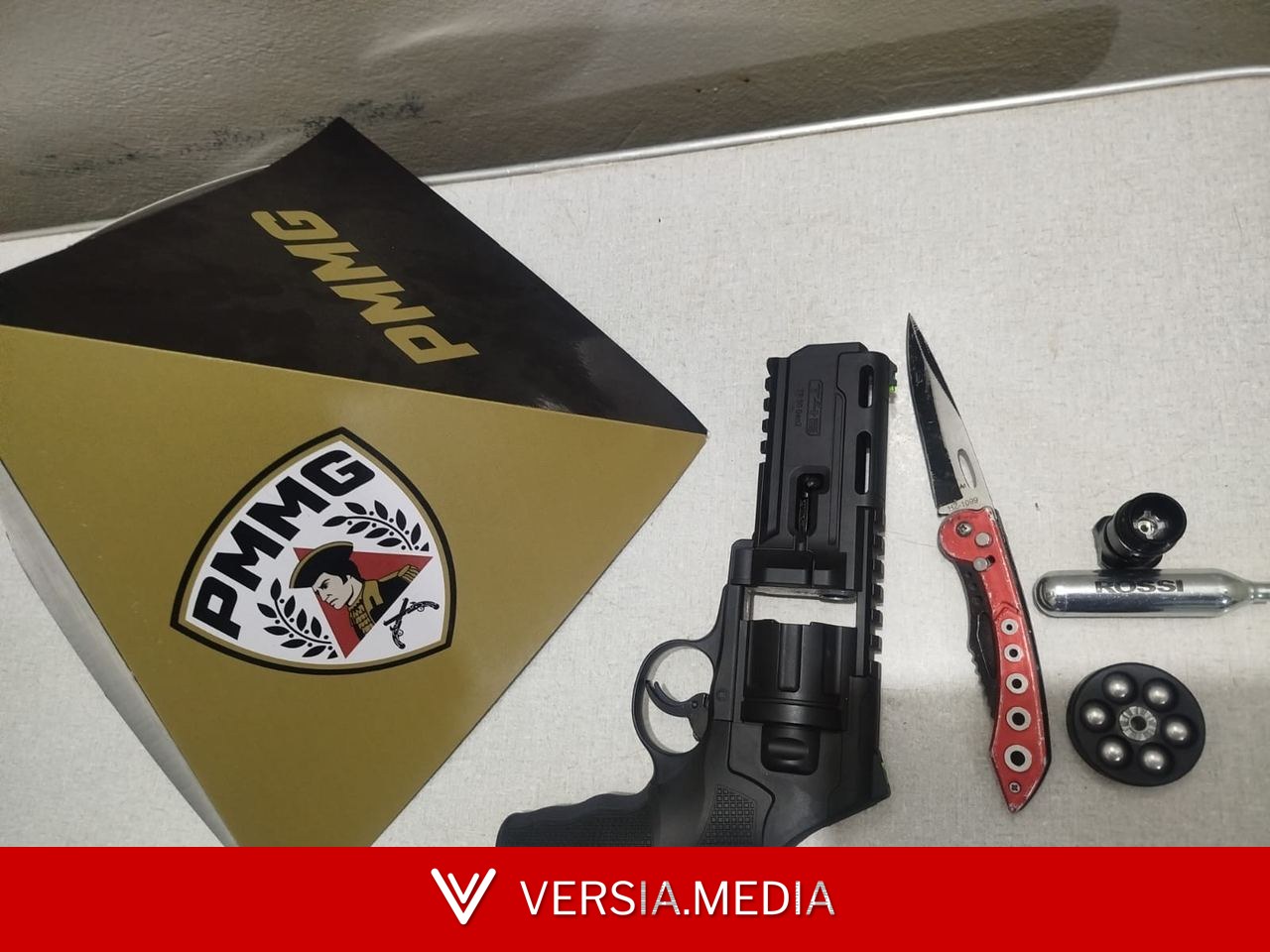 Homem é preso com réplica de arma e canivete após ameaçar vizinha em Montes Claros