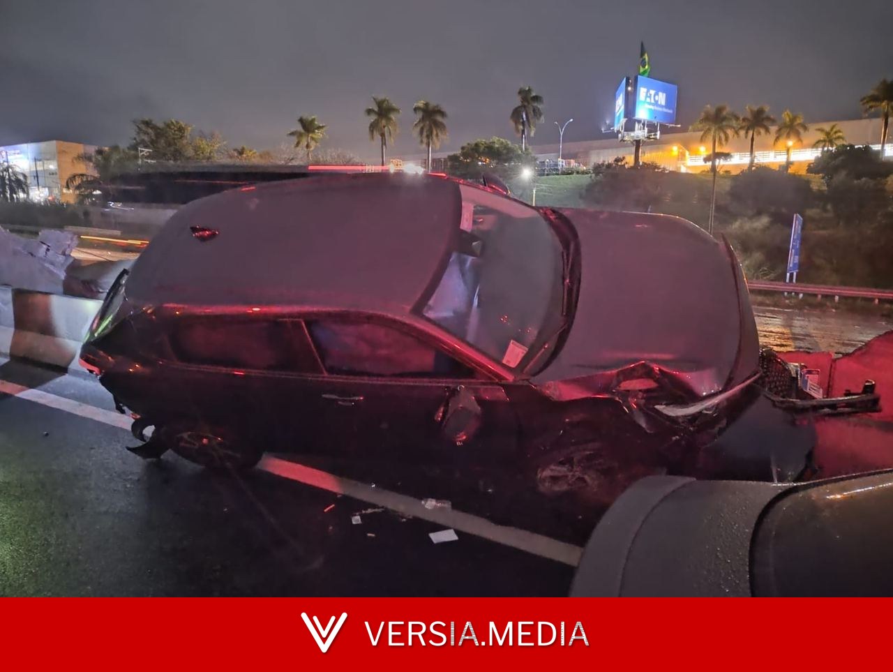 Carreta perde controle e causa série de acidentes na Rodovia Anhanguera, em Valinhos