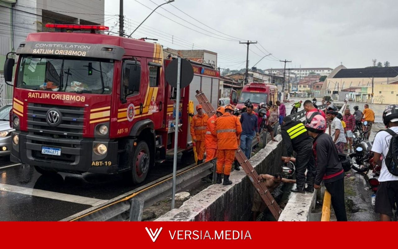 Motociclista perde controle e cai em canal na Zona Norte de Aracaju