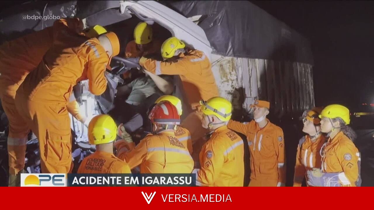 Motorista fica preso às ferragens e é resgatado por bombeiros após acidente entre dois caminhões na BR-101; VÍDEO