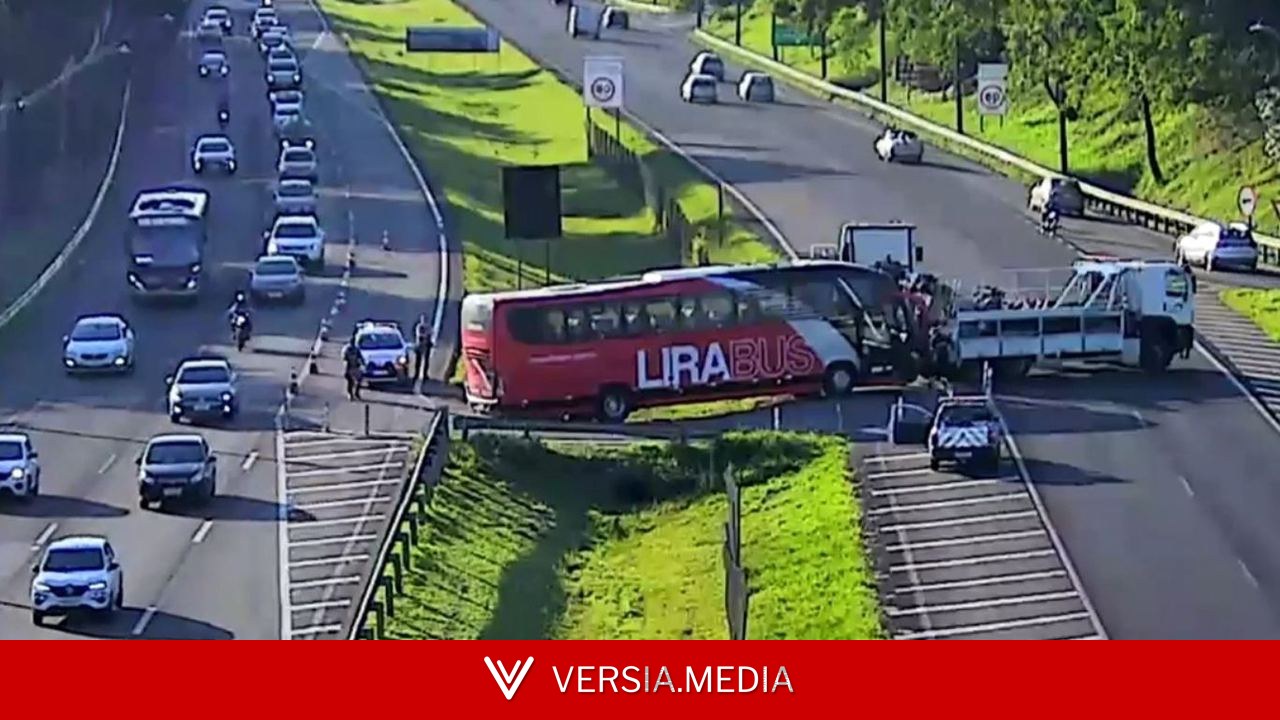 Ônibus faz conversão proibida, fica preso e gera transtorno na Zeferino Vaz em Campinas