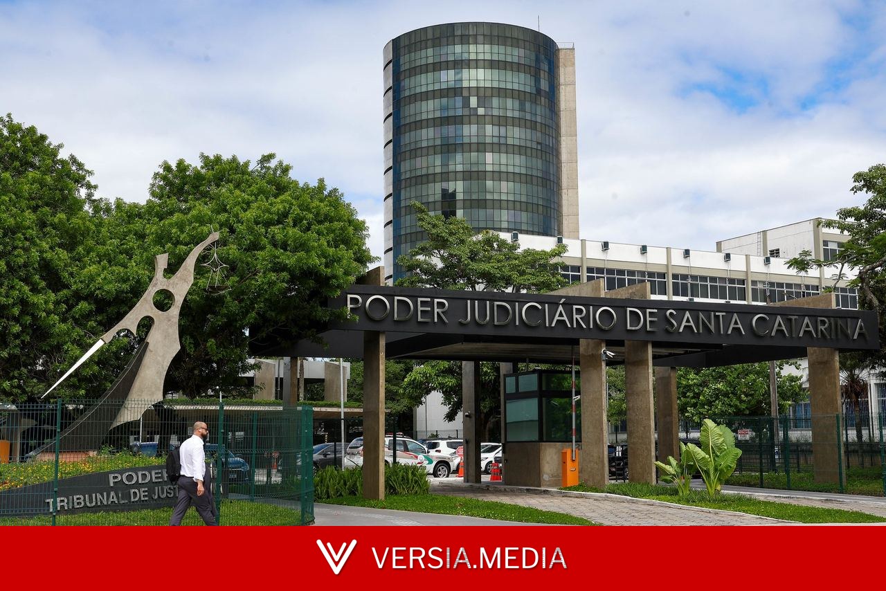 Mulher levada na mesma viatura que agressor para delegacia vai receber indenização de R$ 10 mil em SC