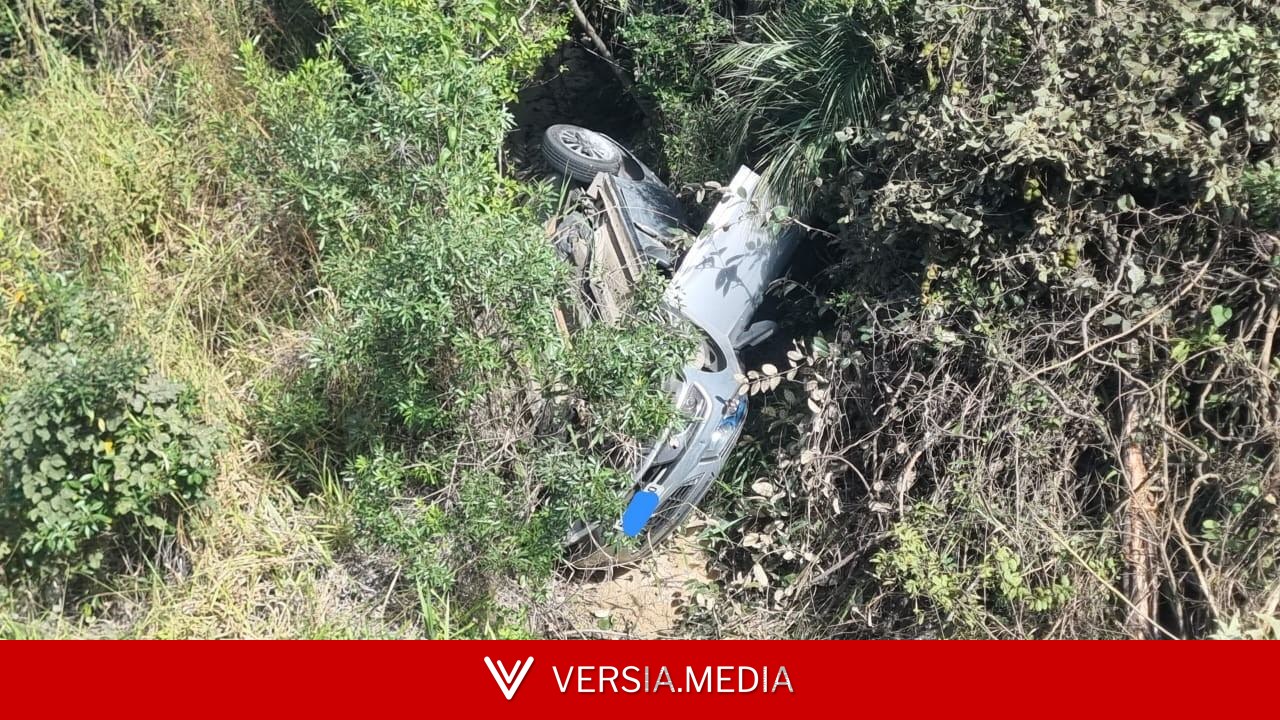 Carro sai da pista, cai em barranco de cinco metros e deixa três feridos na BR-251