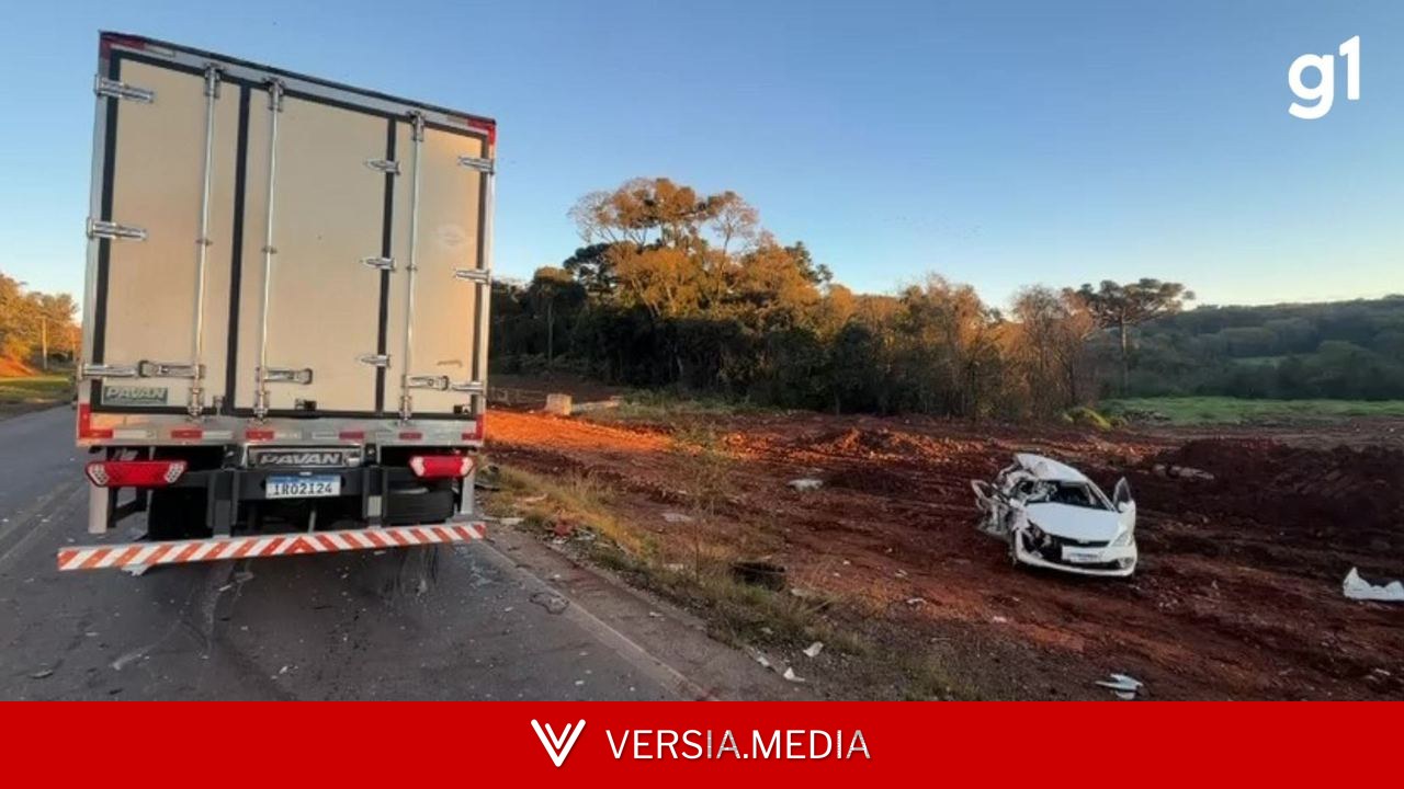 Motorista de 50 anos morre após carro bater de frente com caminhão em acidente na ERS-324, em Passo Fundo