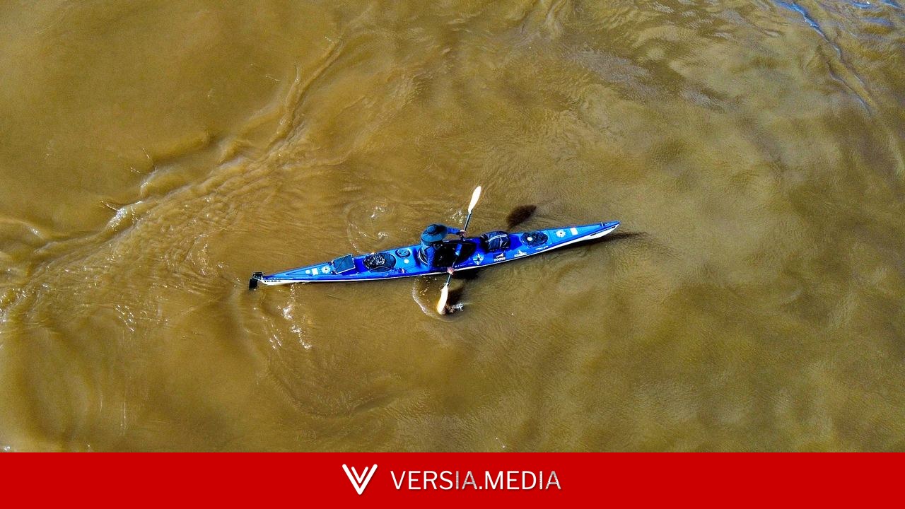 Torcedor do Caprichoso viaja de Manaus a Parintins remando em caiaque para assistir ao Festival; VÍDEO