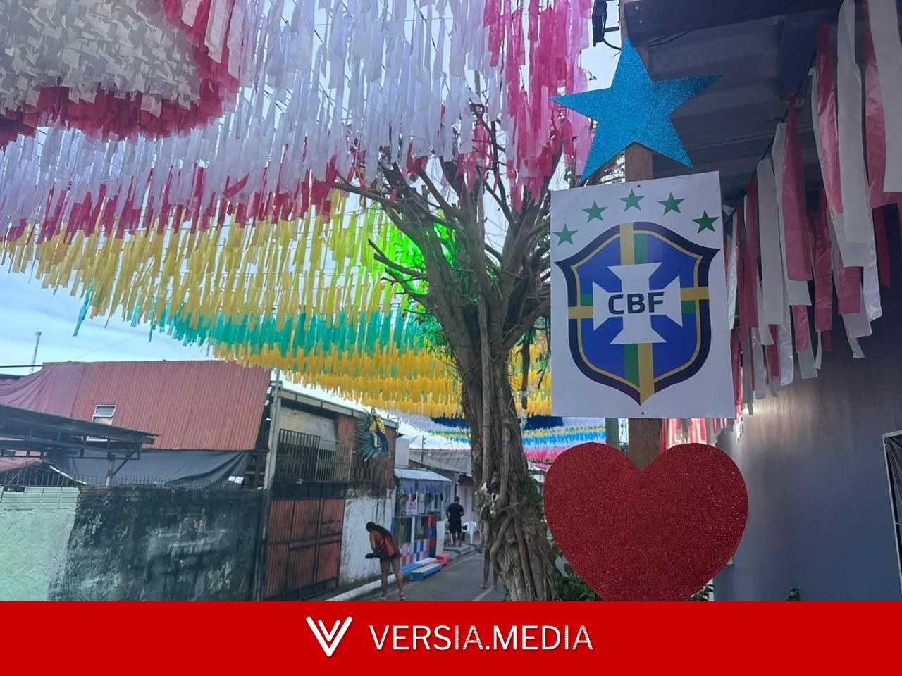 Ruas de Parintins unem cores de Caprichoso, Garantido e Seleção Brasileira em decoração especial