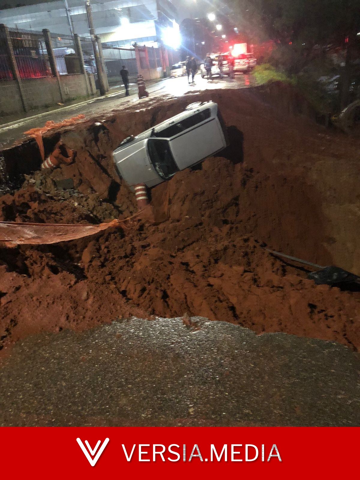 VÍDEO: carro cai em cratera que se abriu após a chuva em Cajamar, na Grande SP